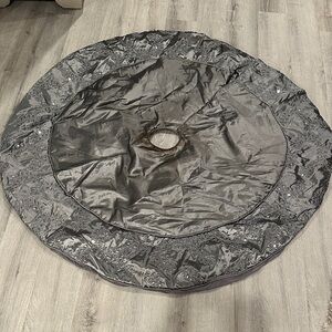 Elegant Gray Tree Skirt